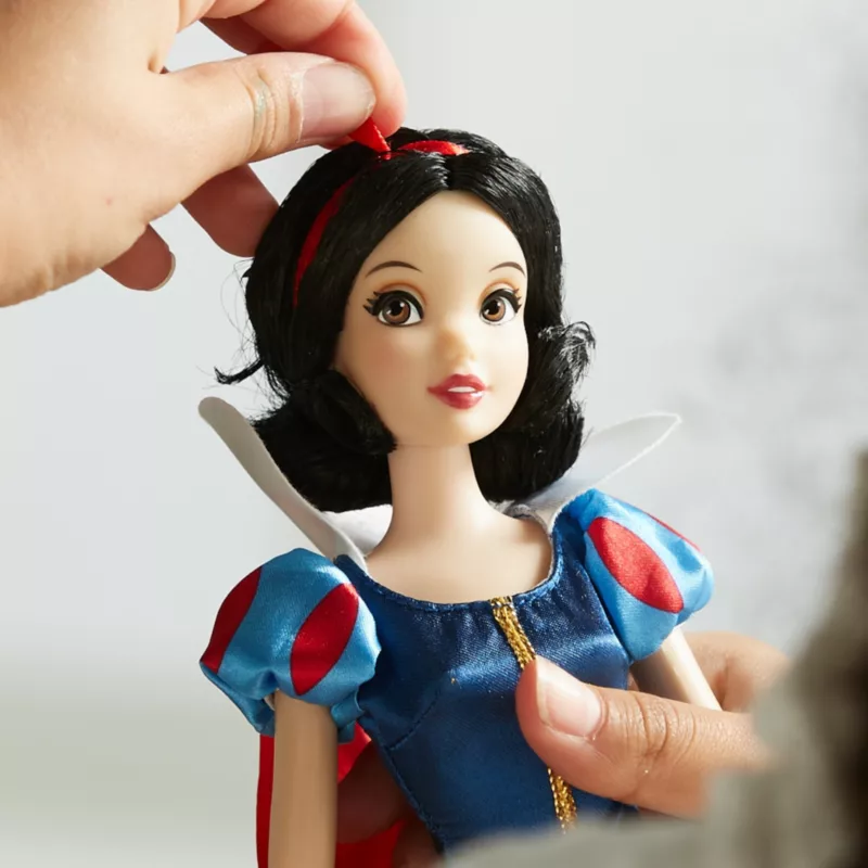 Disney Store Snow White Classic Doll 5 Disney Store Snow White Classic Doll - Image 3