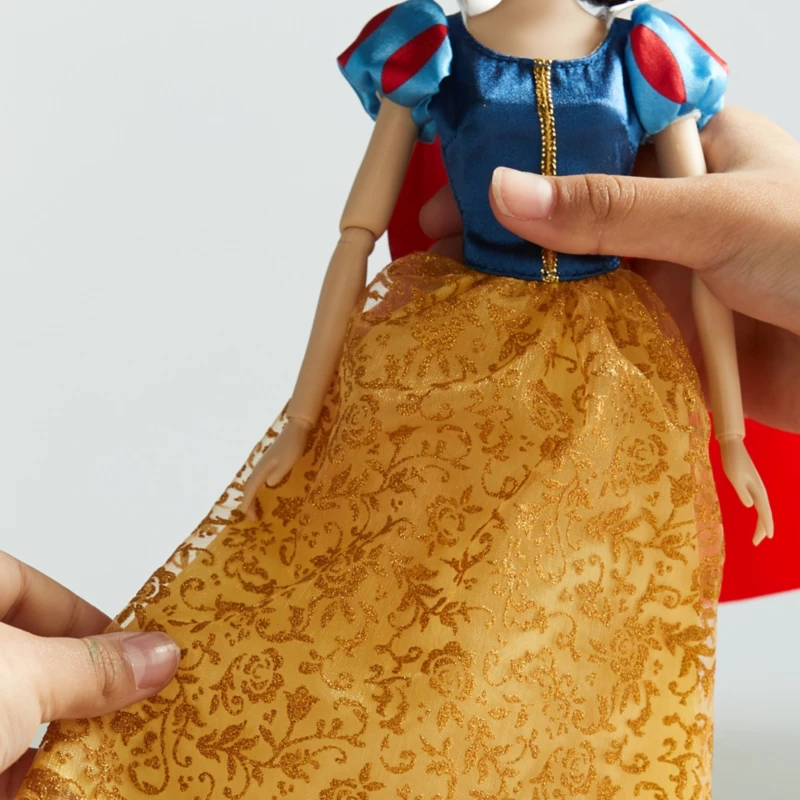 Disney Store Snow White Classic Doll 6 Disney Store Snow White Classic Doll - Image 4