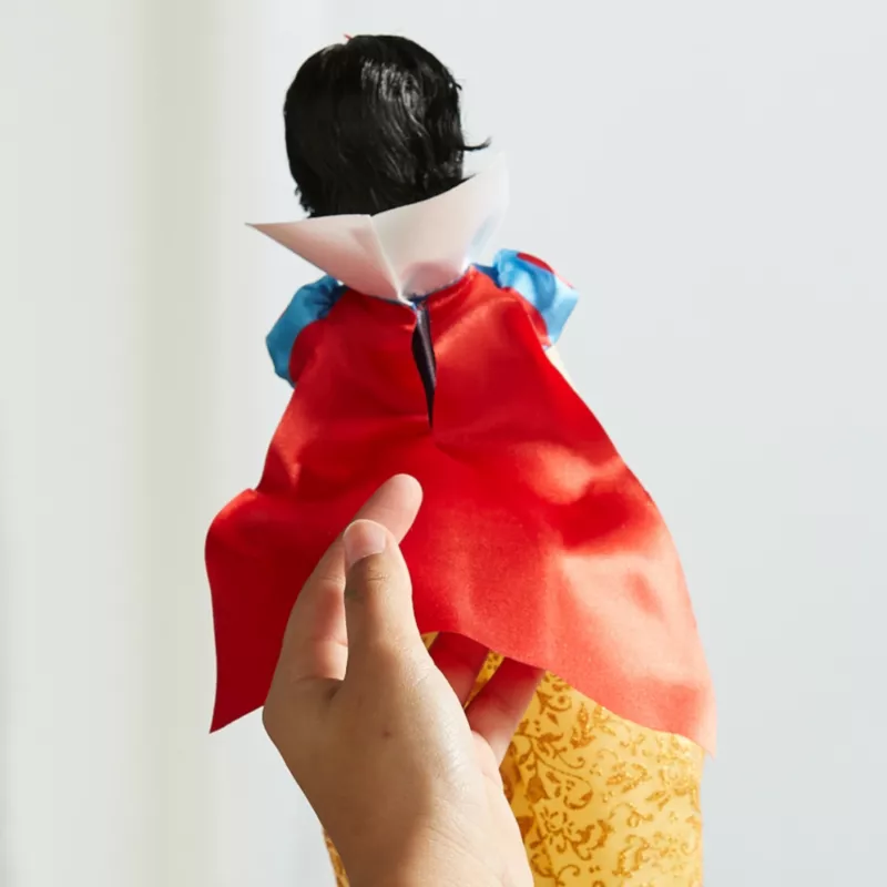 Disney Store Snow White Classic Doll 7 Disney Store Snow White Classic Doll - Image 5